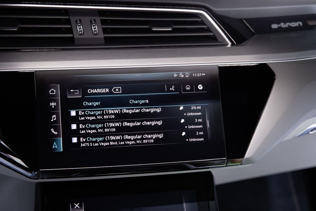 Audi e-tron busca los puntos de carga más cercanos.