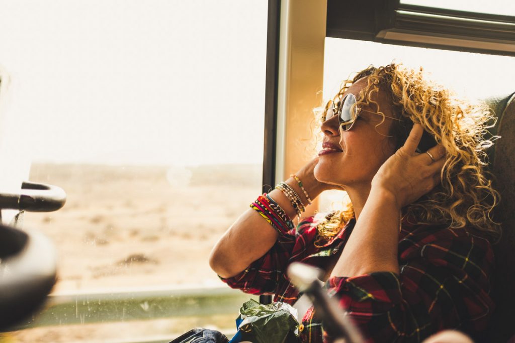 10 canciones que te harán viajar por el mundo
