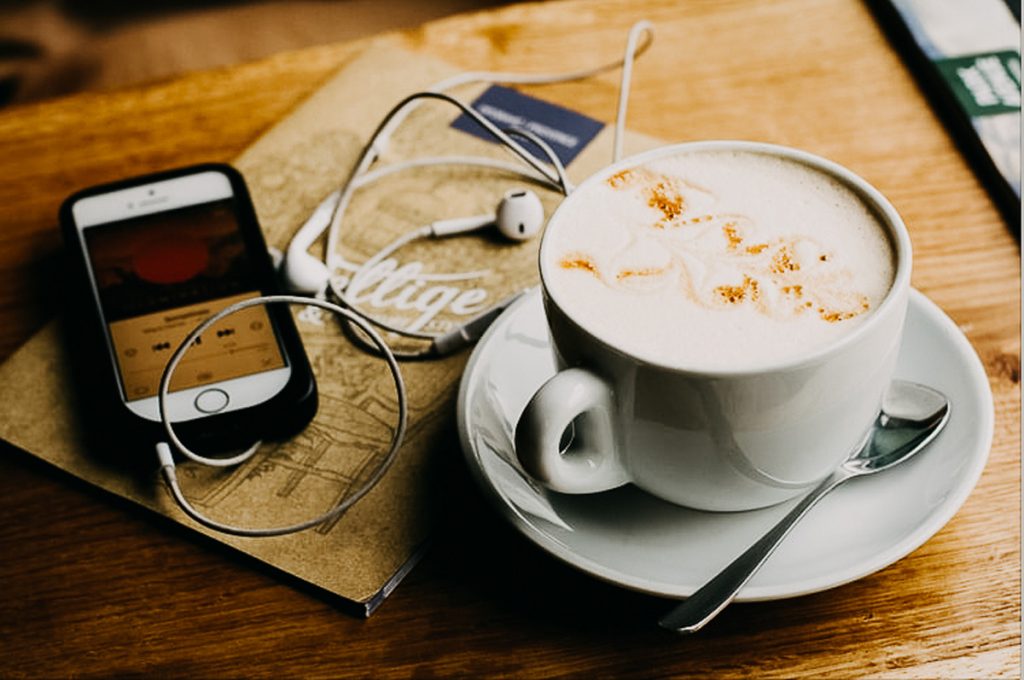 Mantén tu mente ocupada e informada con el listado de los mejores podcasts