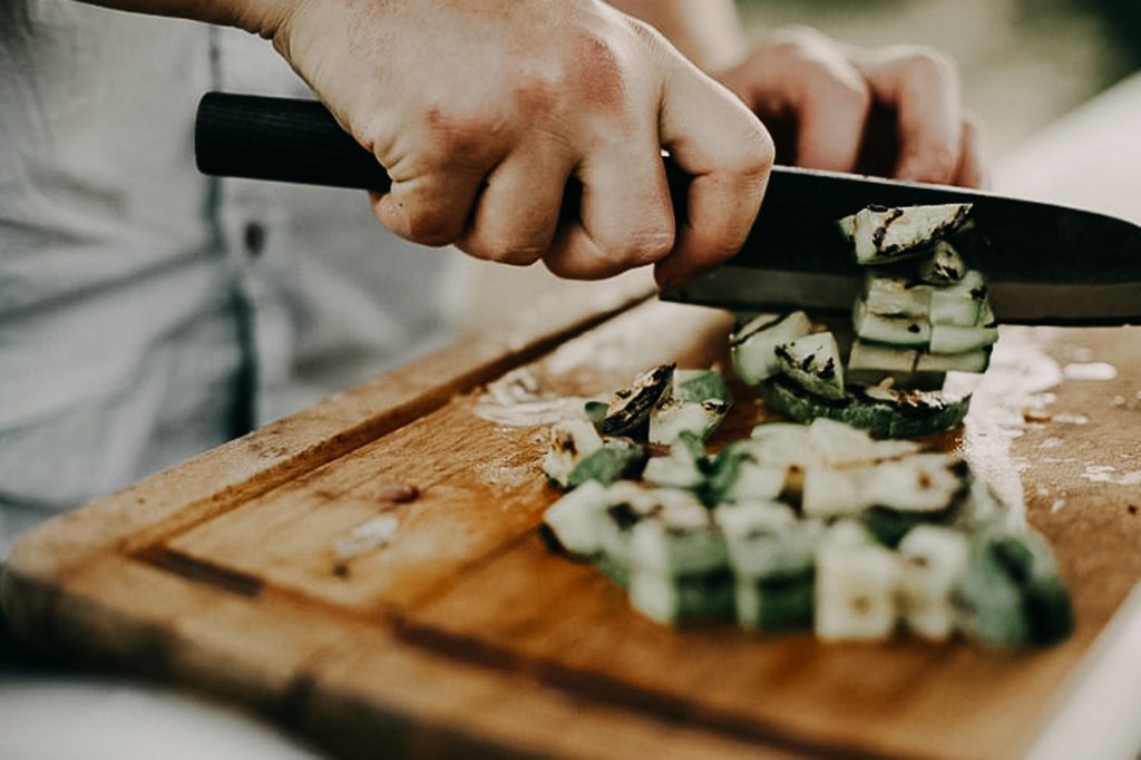 ¿Necesitas perder peso? Come MÁS de estos cinco alimentos y MENOS de estos que están en la lista negra