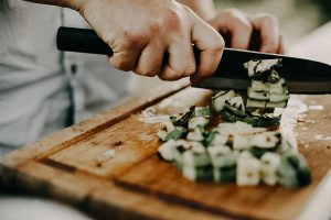 ¿Necesitas perder peso? Come MÁS de estos cinco alimentos y MENOS de estos que están en la lista negra